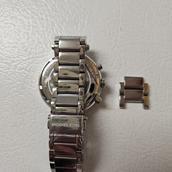 Michael Kors Women's - MK5353 - Silver Tone Glitz Parker Watch - Picture 2 of 3